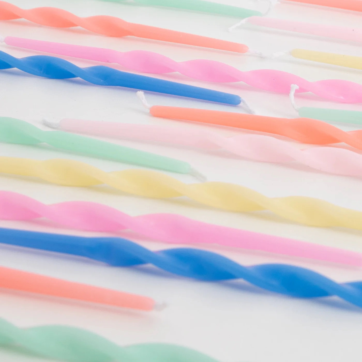 Набір свічок Mixed Twisted Long Candles (16 шт.)